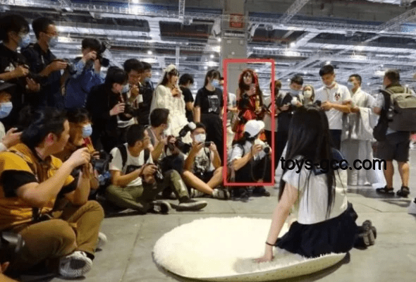 漫展女童衣着争议：工作人员回应解析